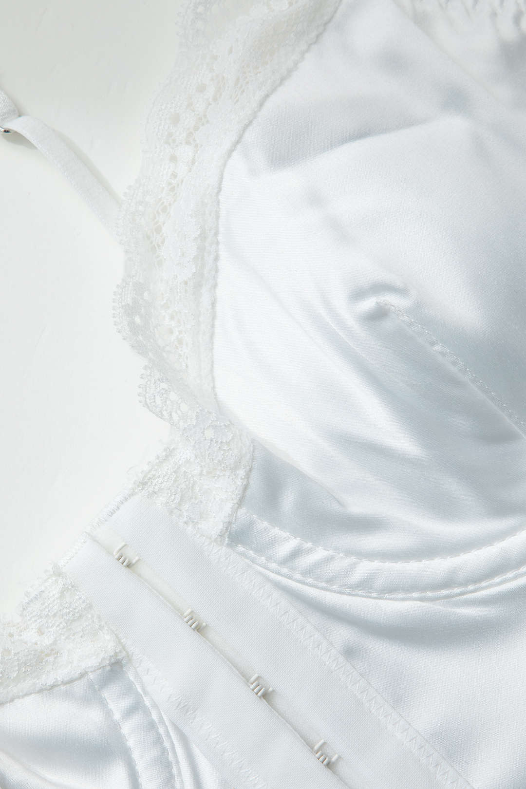 Saten Dantel Yama Detaylı Büstiyer İki Parçalı İç Giyim Takımı