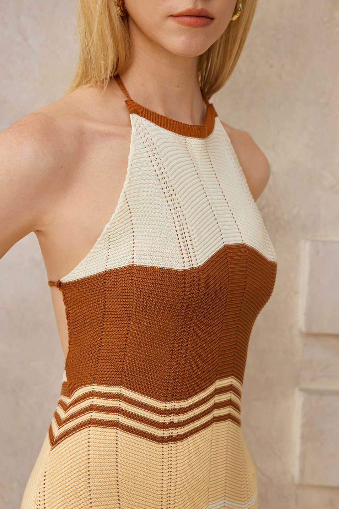 Örgü Kontrast Sırt Açık Kolsuz Halter Yaka Yırtmaçlı Elbise