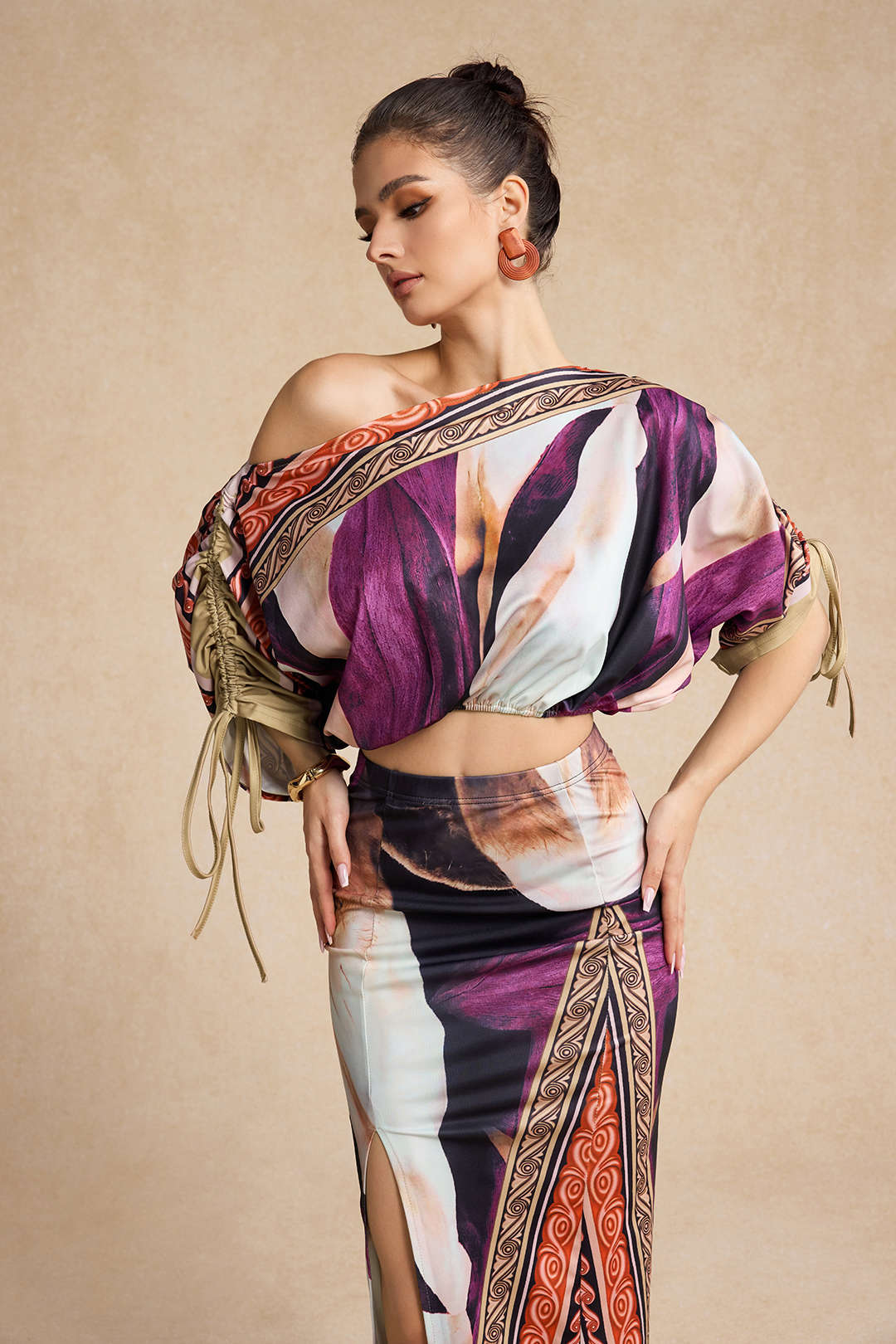 Soyut Çiçek Desenli Uzun Kollu Bluz ve Midi Etek Takımı