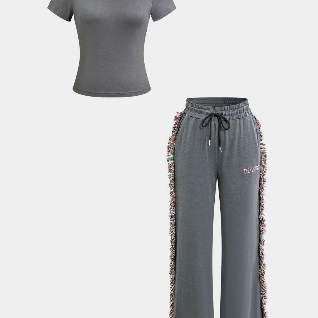 Yazı Baskılı Tişört ve Püskül Çekmeli Pantolon Takımı