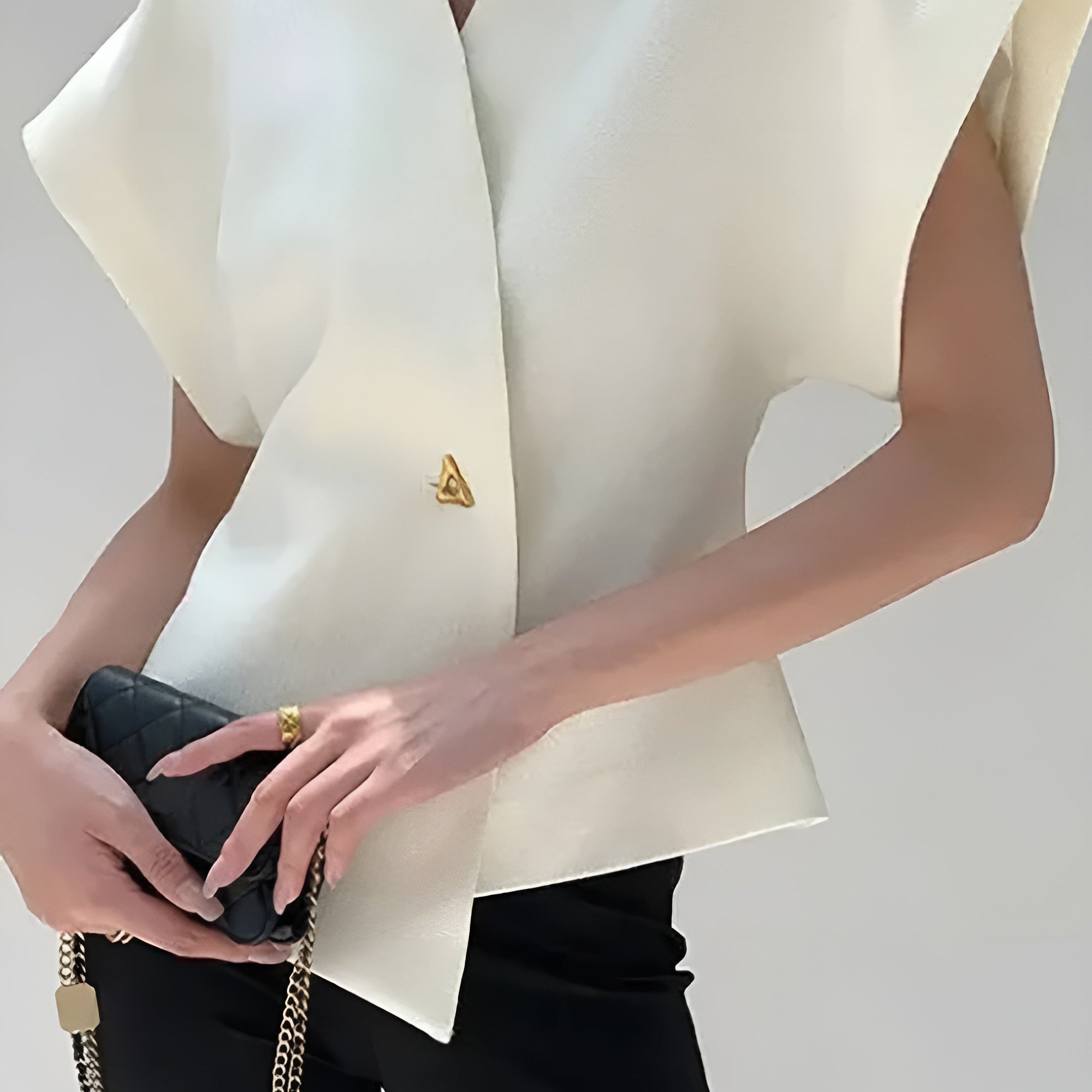 Düğmeli V Yaka Kısa Kollu Gömlek