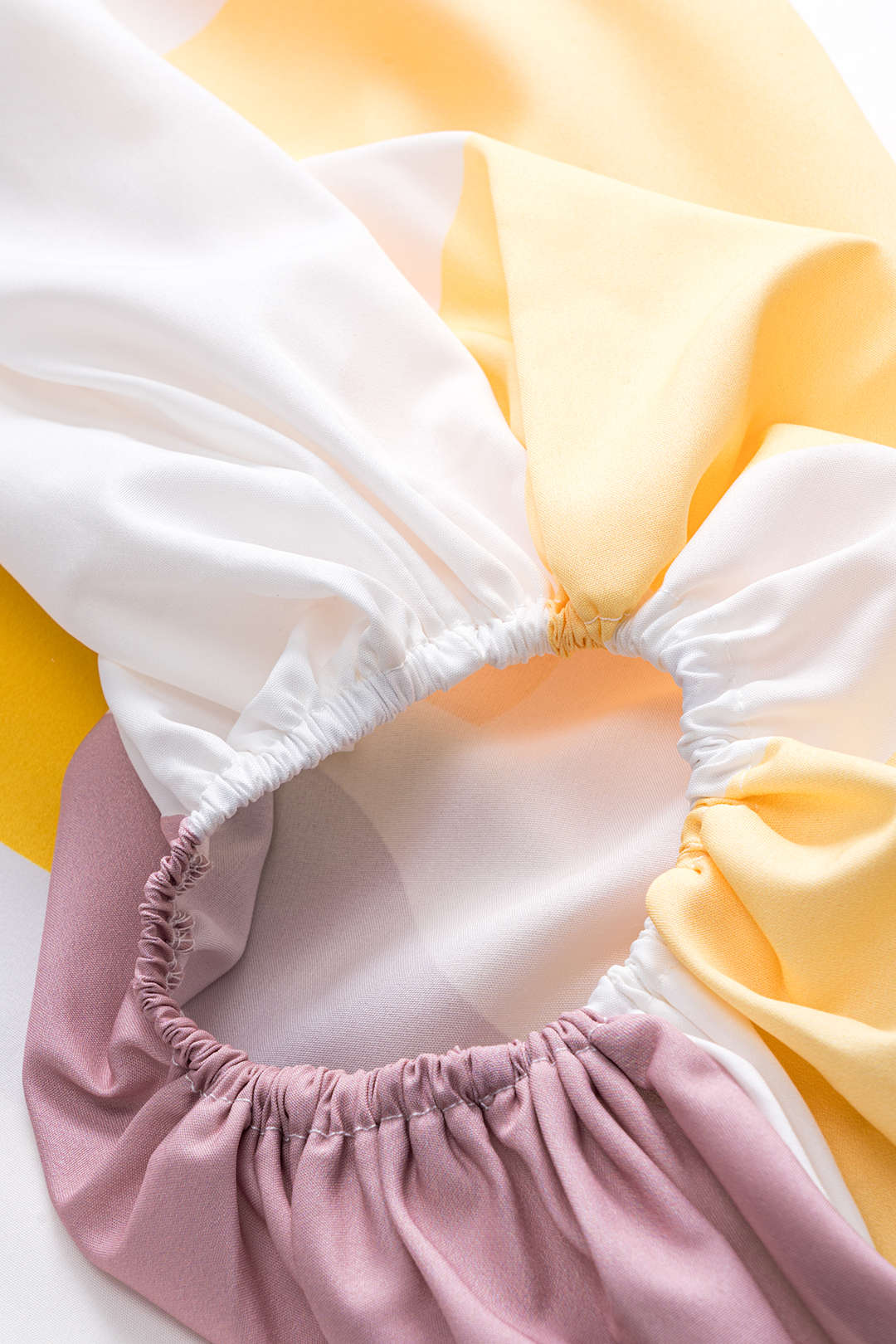 Abstrakt Baskı Fırfırlı Asimetrik Tek Omuz Uzun Kol Bluz ve Franjlı Etek Seti