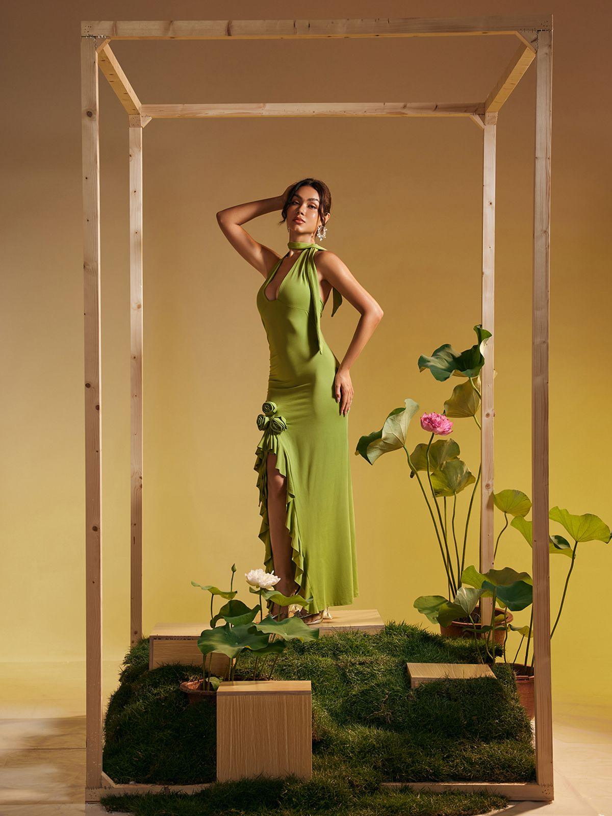 Alara Halter Yaka Çiçek Detaylı Fırfırlı Maxi Elbise Yeşil