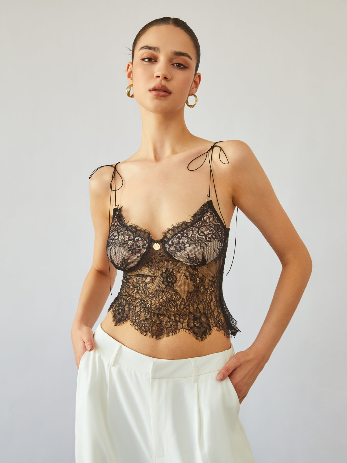 Omuzları Bağlamalı Çiçekli Dantelli Crop