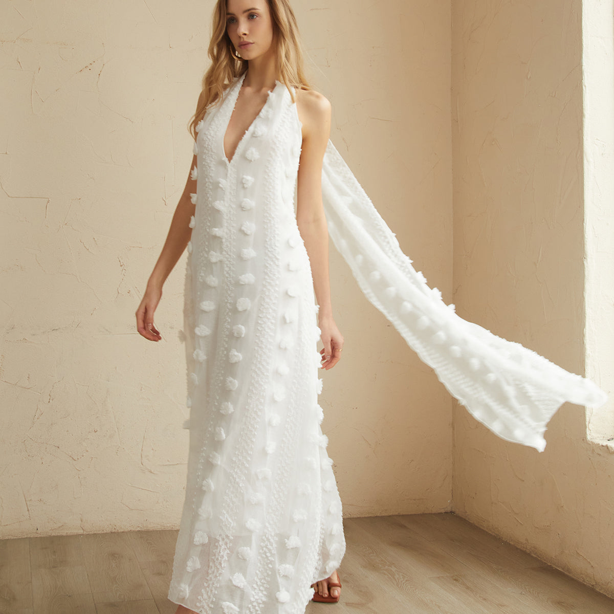 Olyssa Rozetli Boyundan Bağlamalı Uzun Elbise