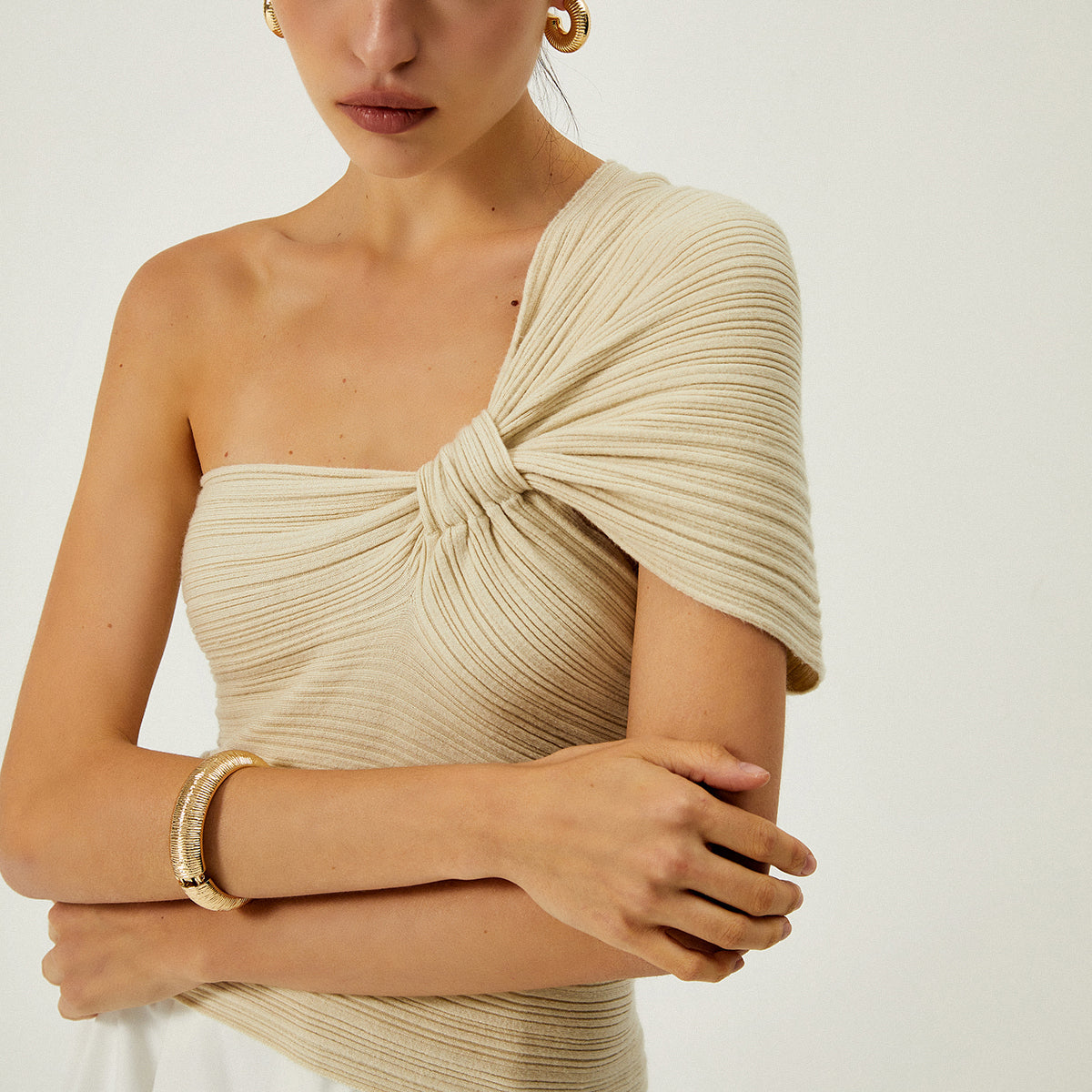 Asimetrik Tek Omuz Düğümlü Örgü Üst