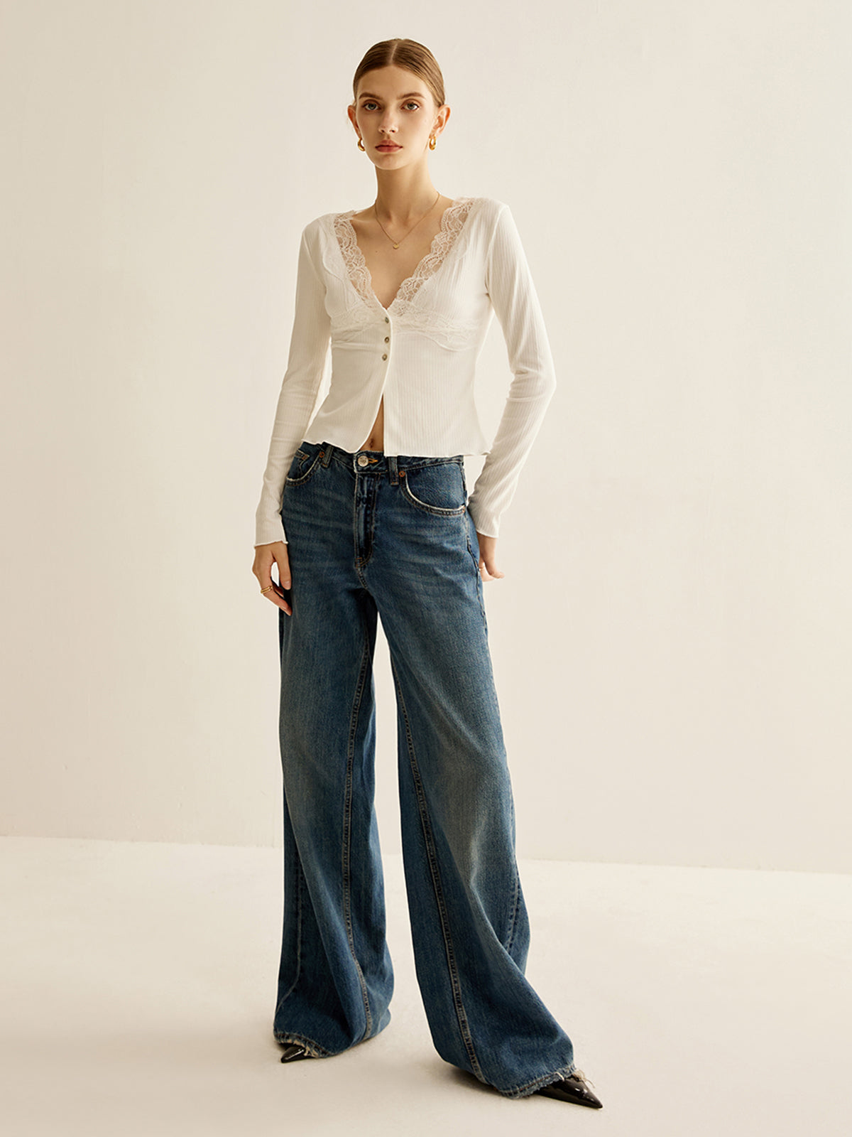 Dantel Kenarlı Düğmeli V Yaka Bluz