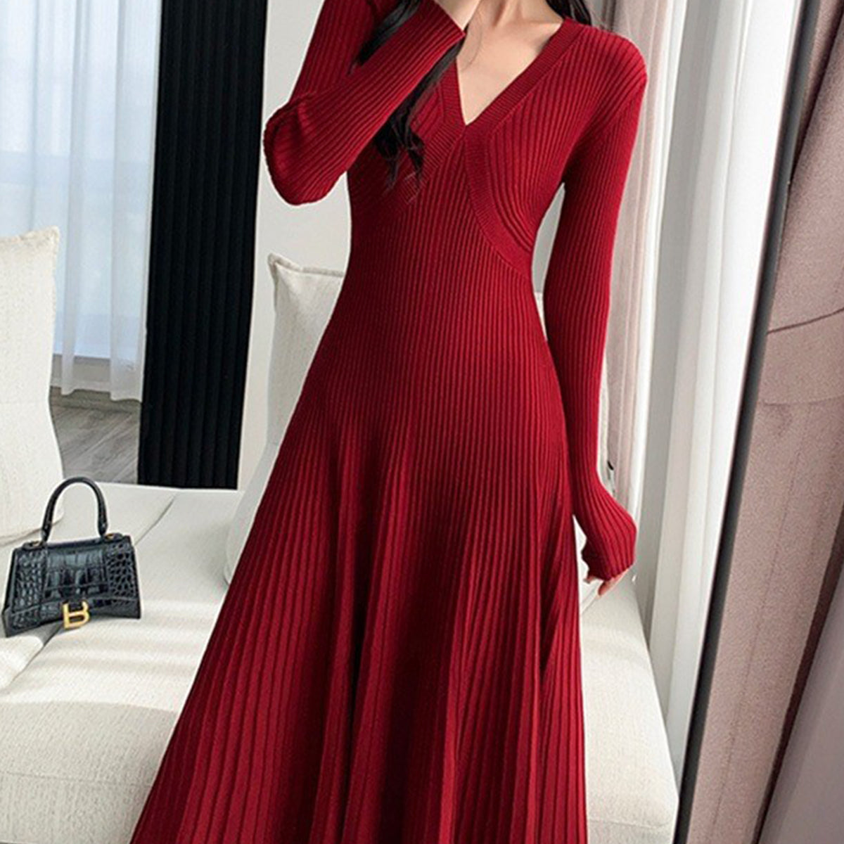 Şık V-Yaka Pliseli Elbise