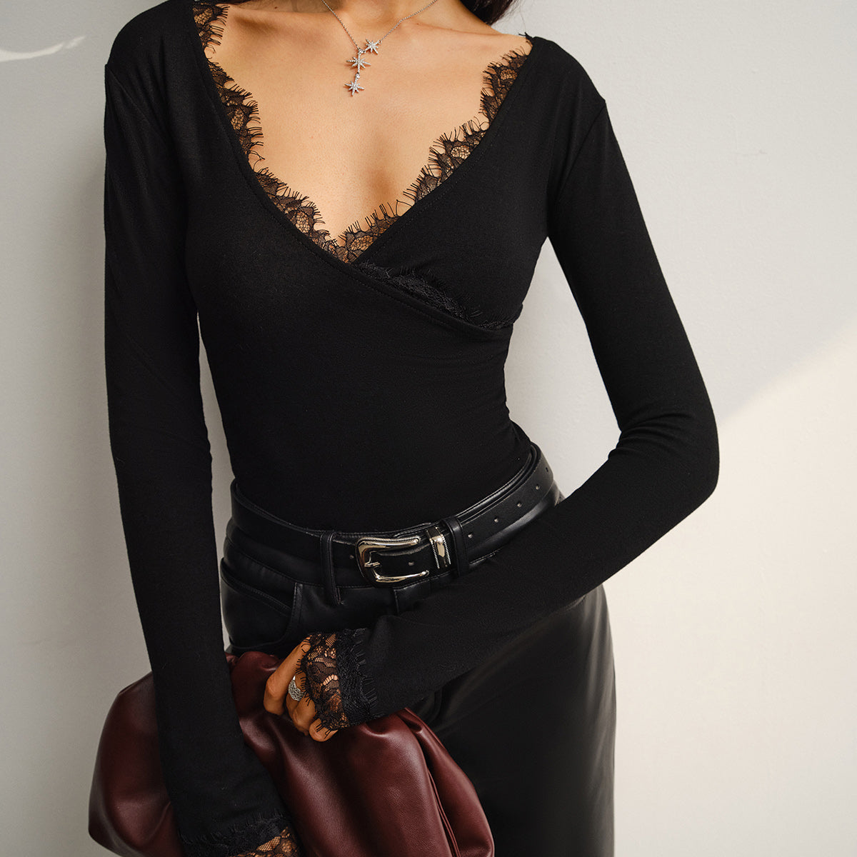 Şık V-Yaka Jarse Üst ile Zarif Dantel Detayı