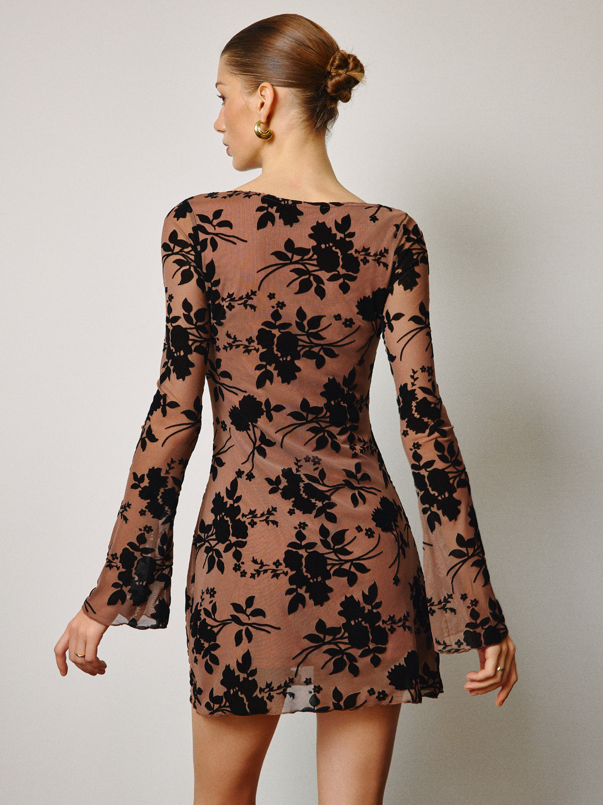 Nazik Çiçek Desenli Yarı Şeffaf Kısa Abiye Elbise