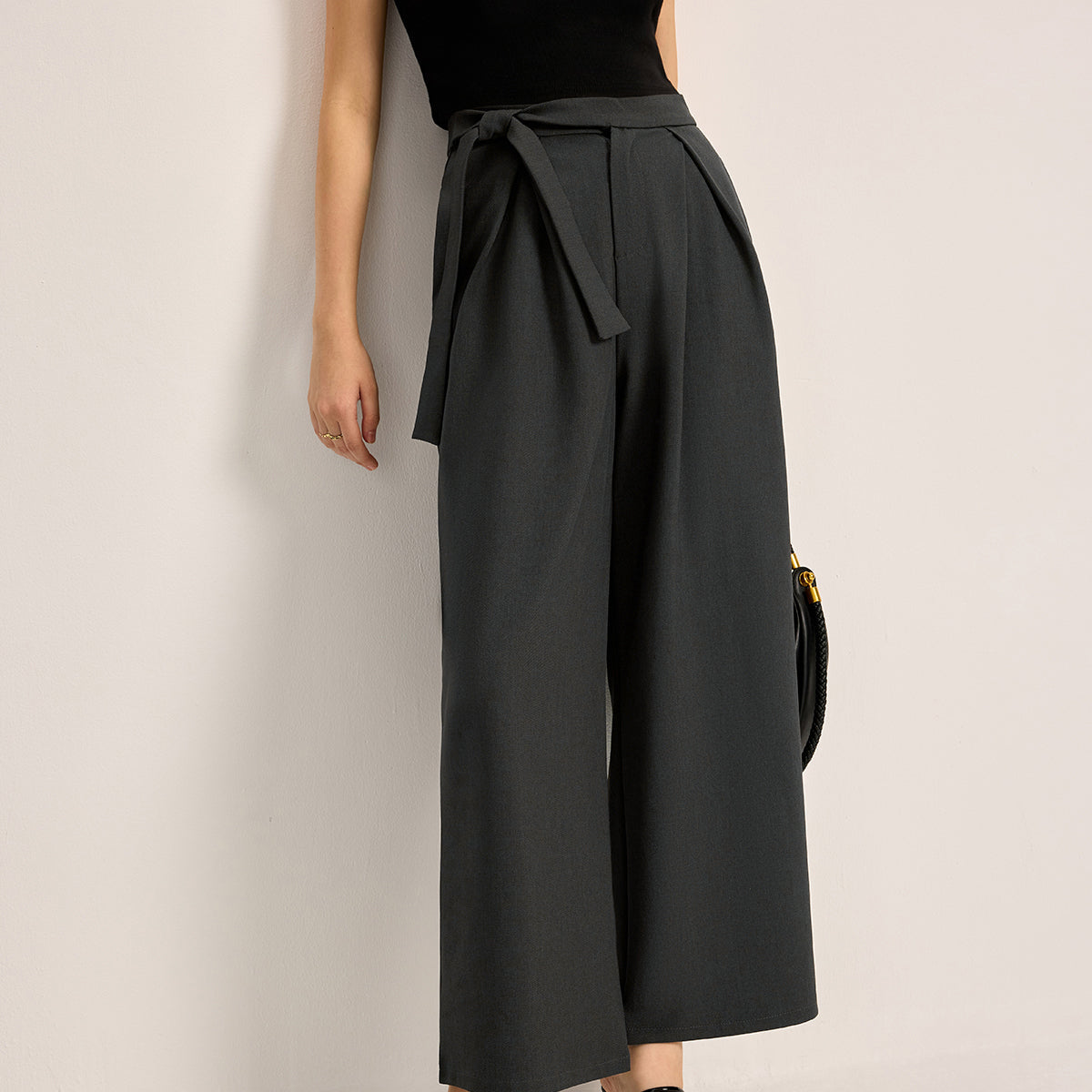 Şık Orta Bel Pantolonlar, Şık Bağcıklı Kemer ve Kullanışlı Ceplerle