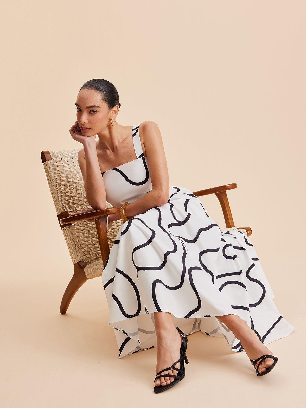 Şık Soyut Çizgi Desenli Kare Askılı Elbise