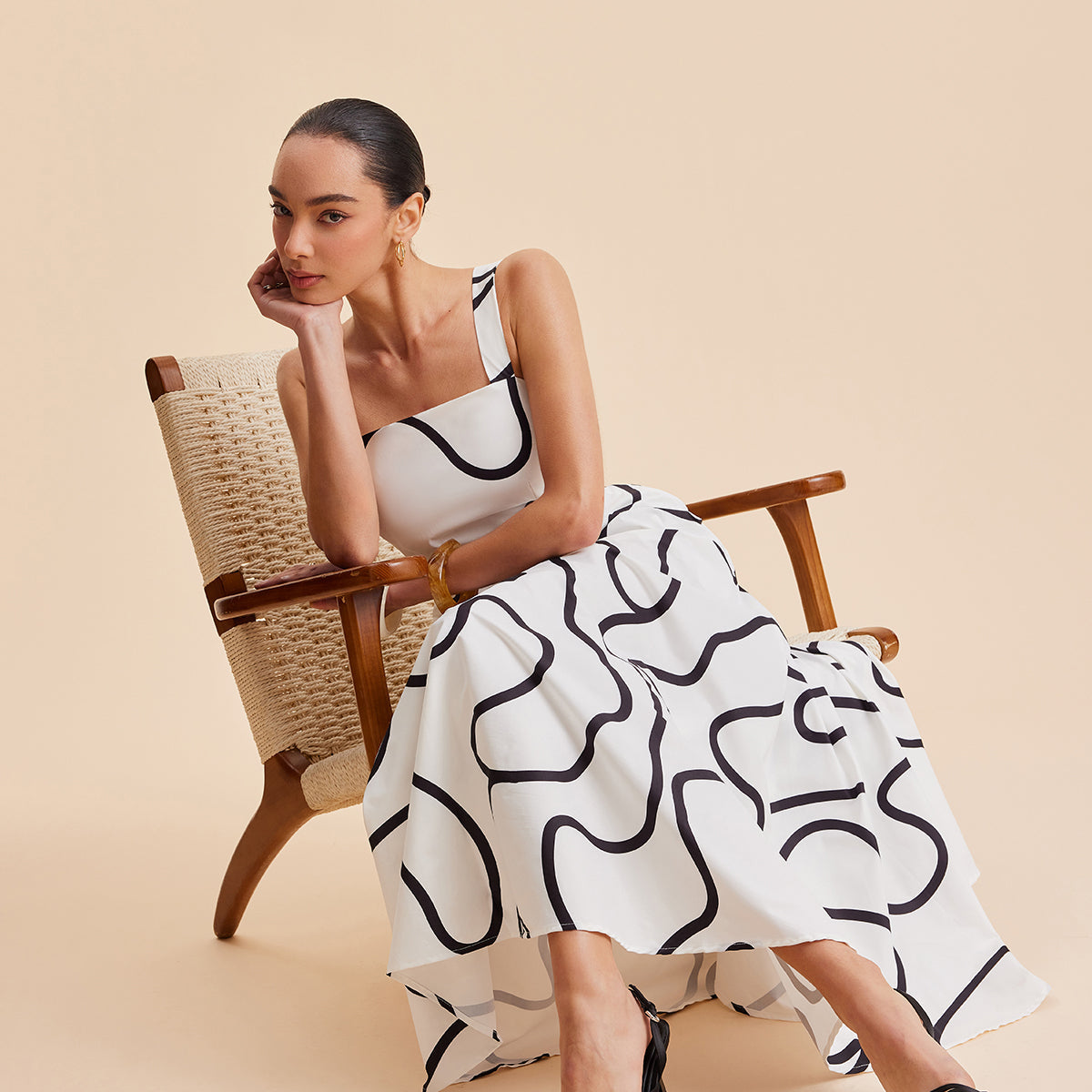 Şık Soyut Çizgi Desenli Kare Askılı Elbise