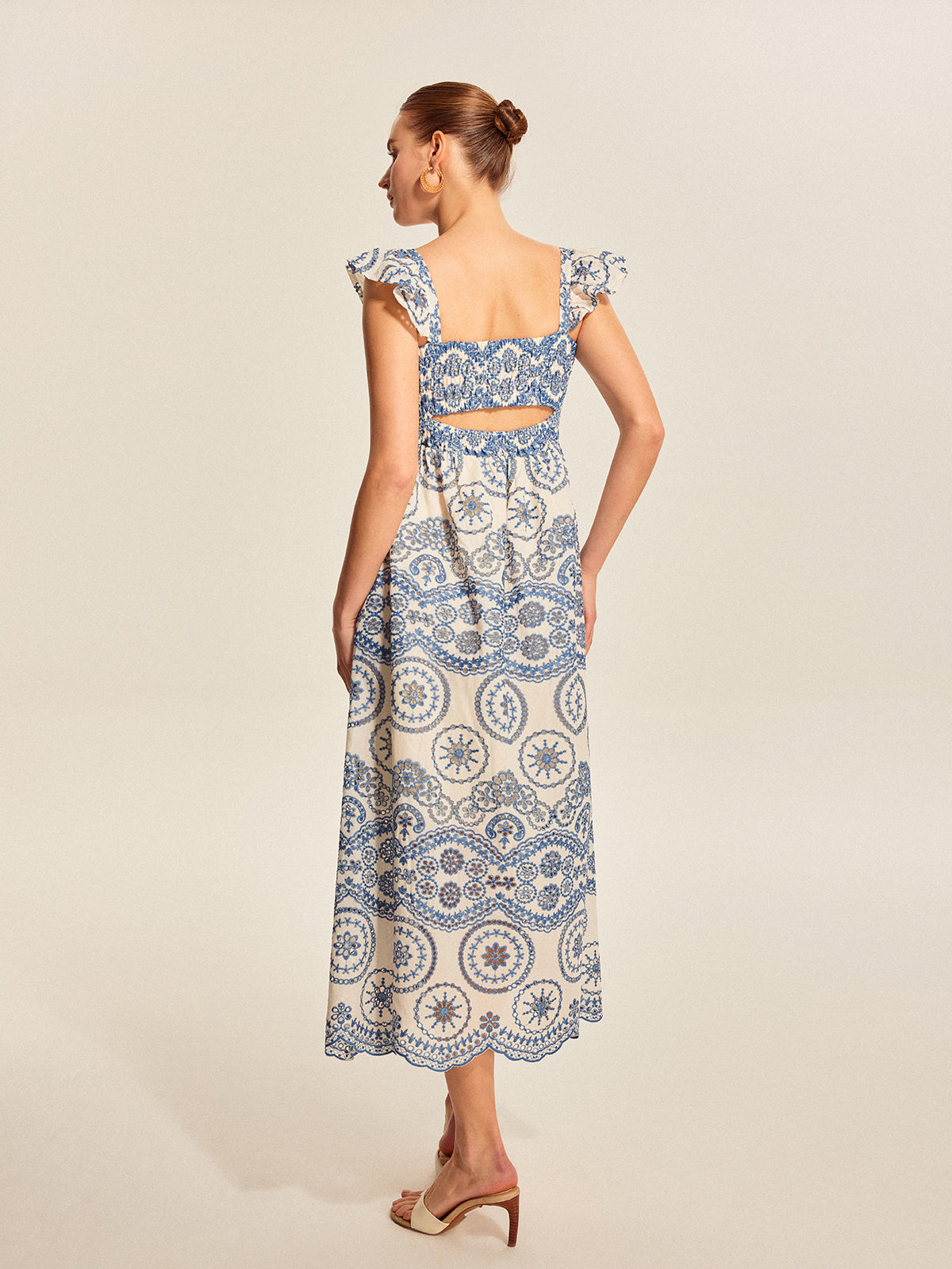 Şık Boho Çiçekli Elbise ile Etkileyici Sırt Dekolteli