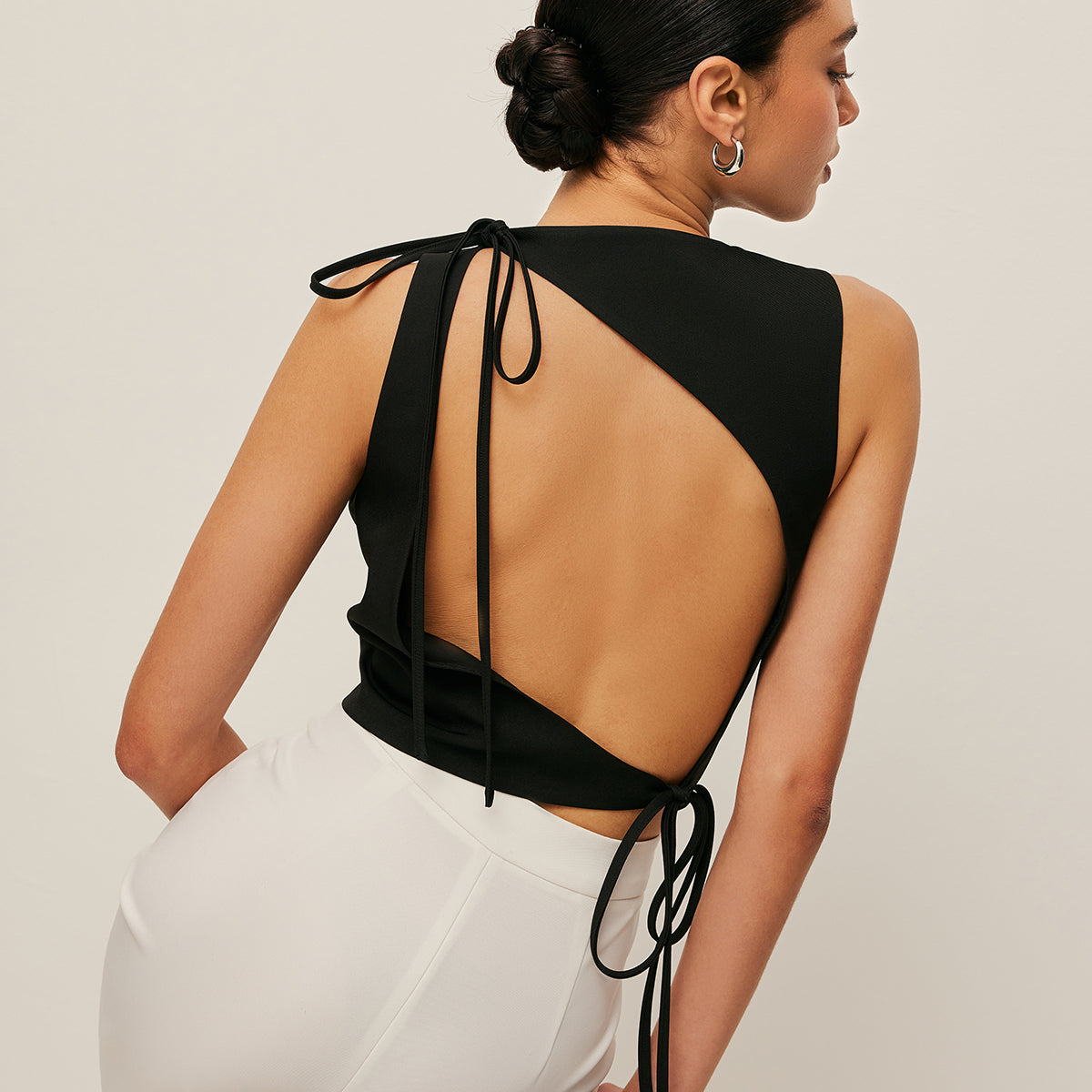 Asimetrik Sırtı Açık Kravatlı Üst