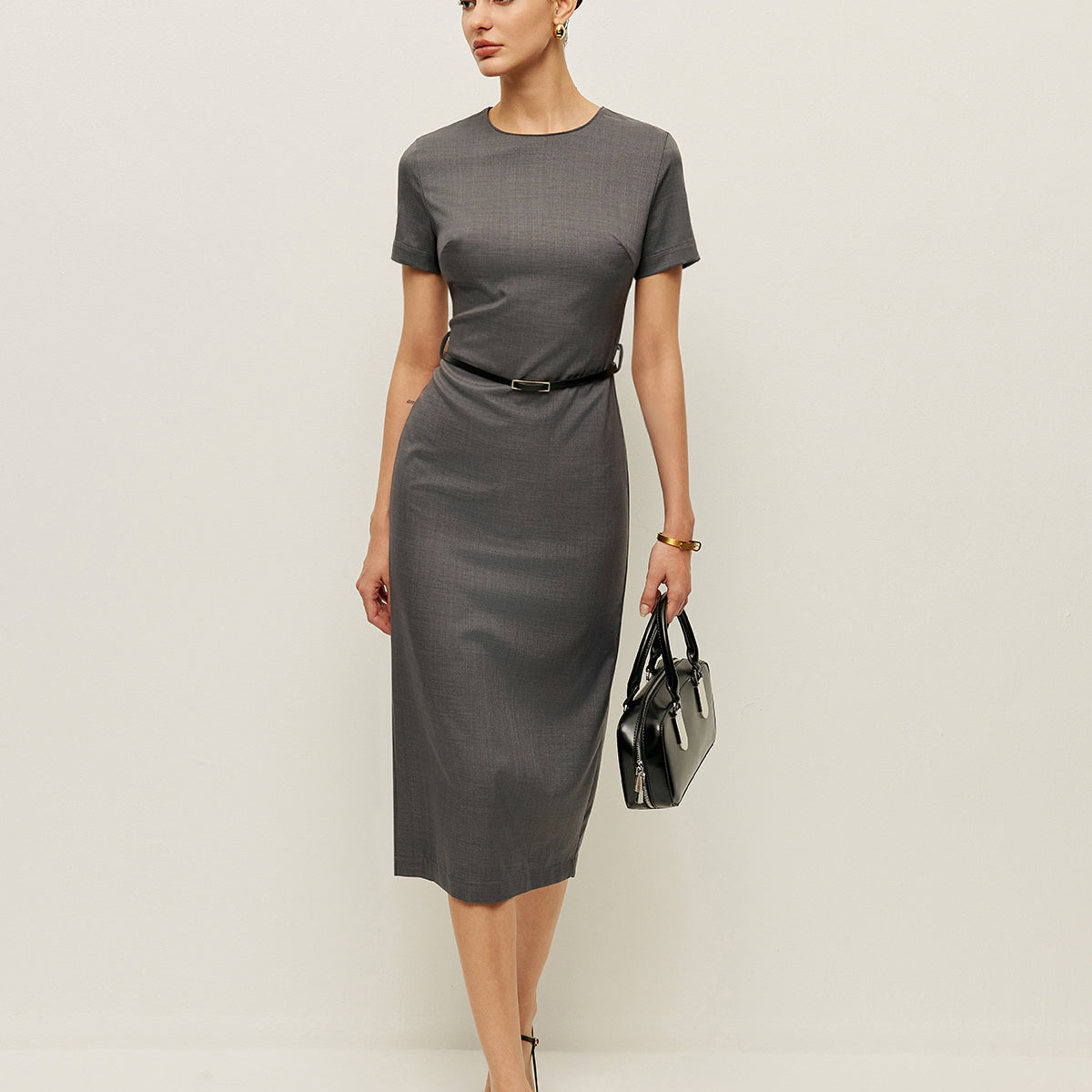 Şık Kemerli Kısa Kollu Kalem Elbise ile Zahmetsiz Zarafet