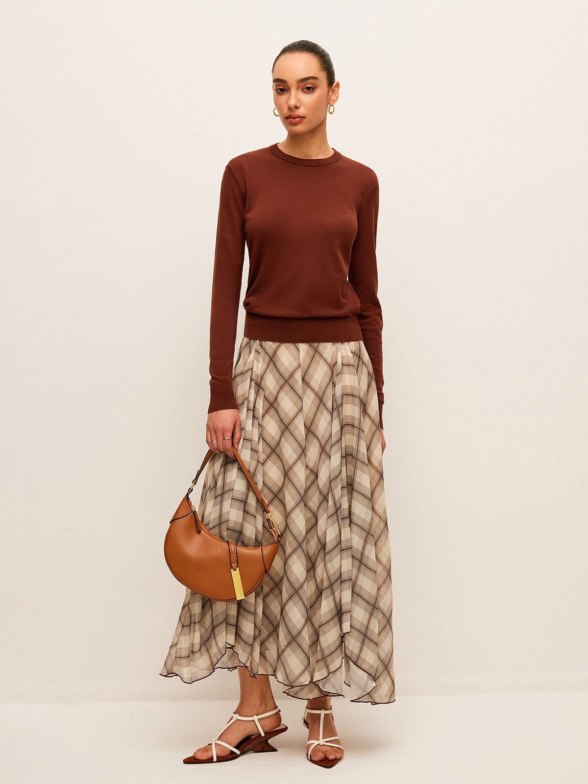 Şık Yarı Şeffaf Kareli Şifon Etek ile Rahat Tarz