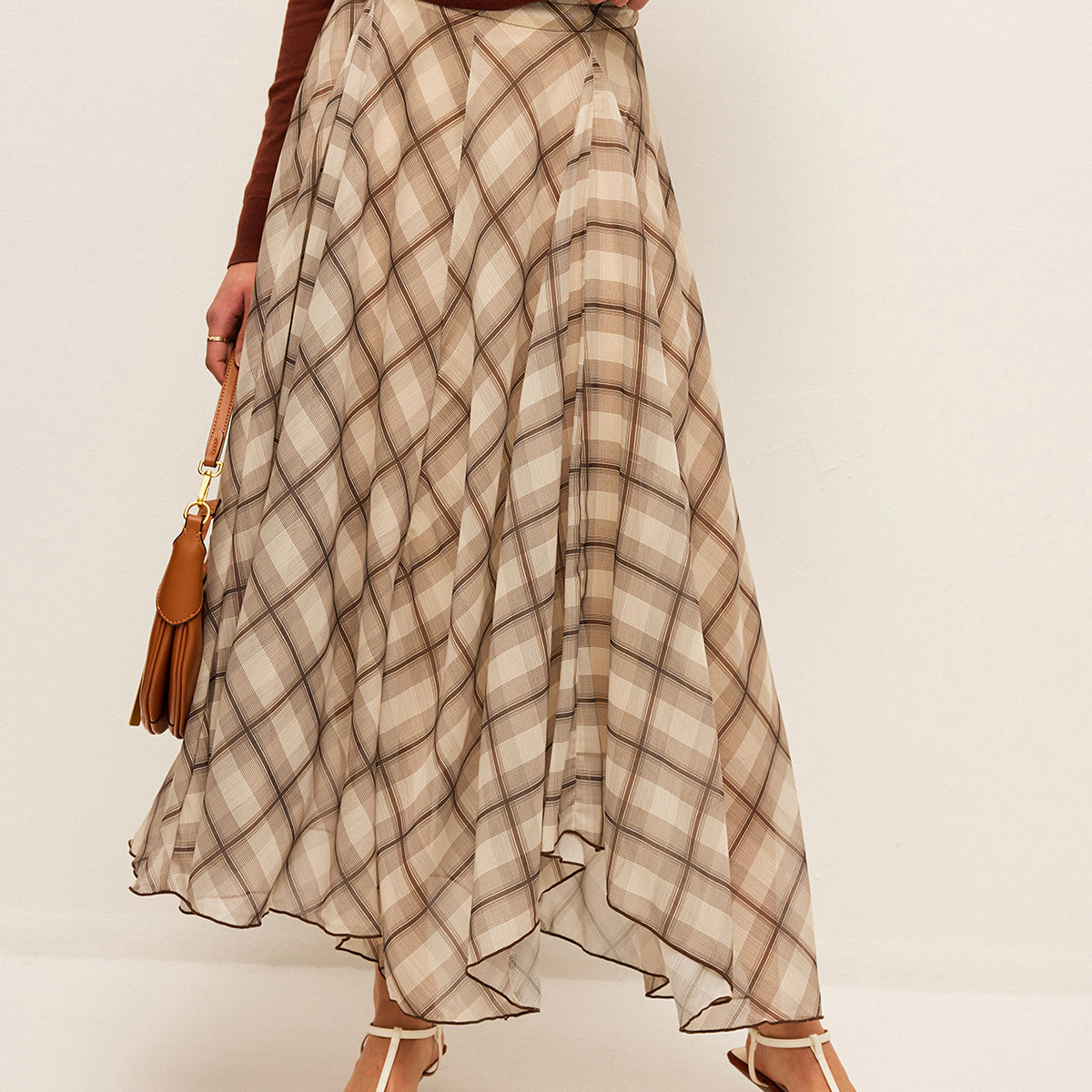 Şık Yarı Şeffaf Kareli Şifon Etek ile Rahat Tarz