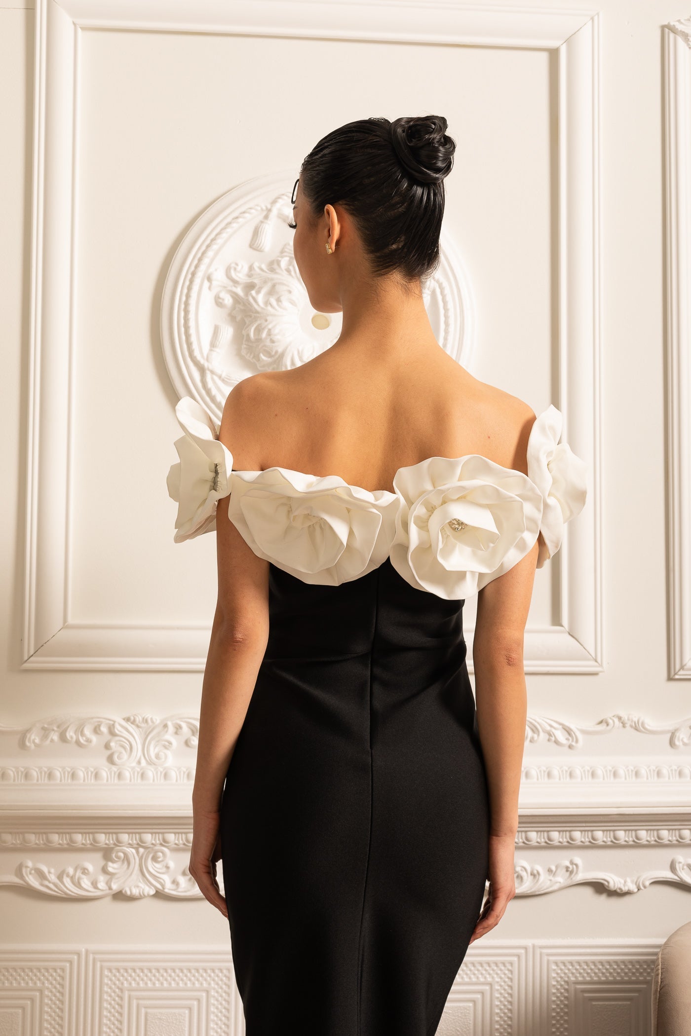 Olyssa Büyük Beyaz Çiçek Süslemeli Gömme Elbise - Siyah