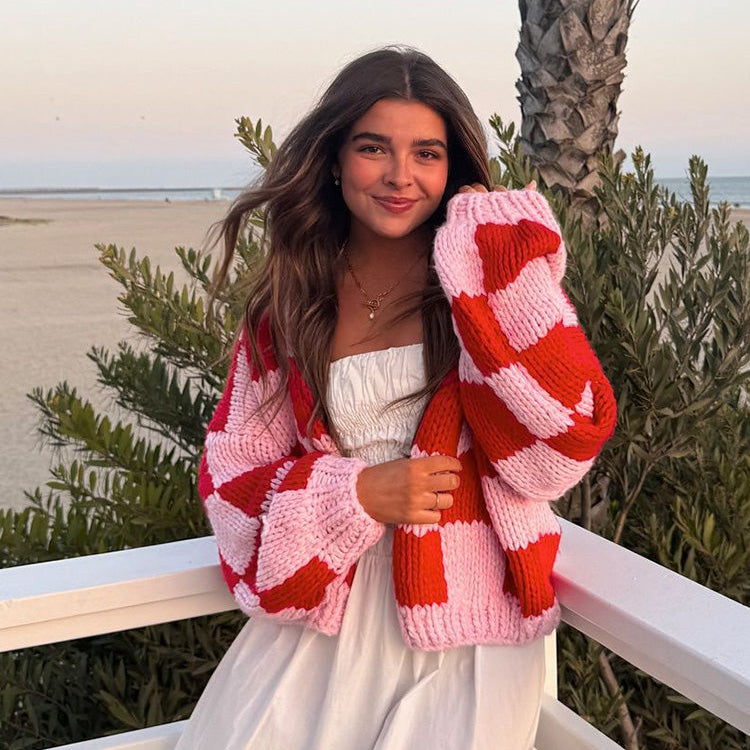 Pembe ve Kırmızı Kare Desenli Kalın Triko Hırka