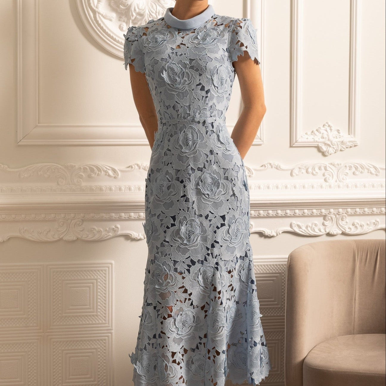 Olyssa Yüksek Yakalı ve Midi Etekli Çiçek Desenli Dantel Elbise