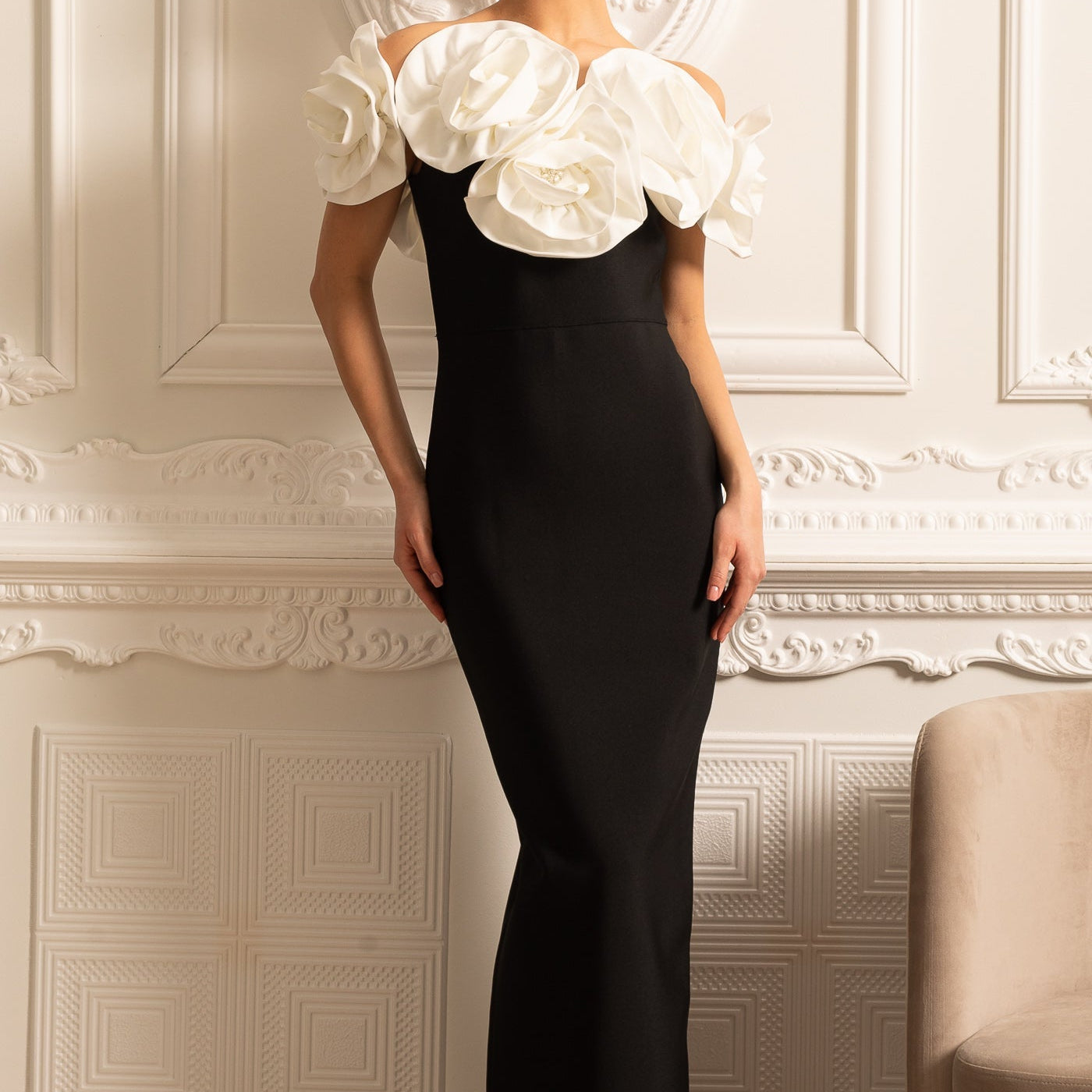 Olyssa Büyük Beyaz Çiçek Süslemeli Gömme Elbise - Siyah