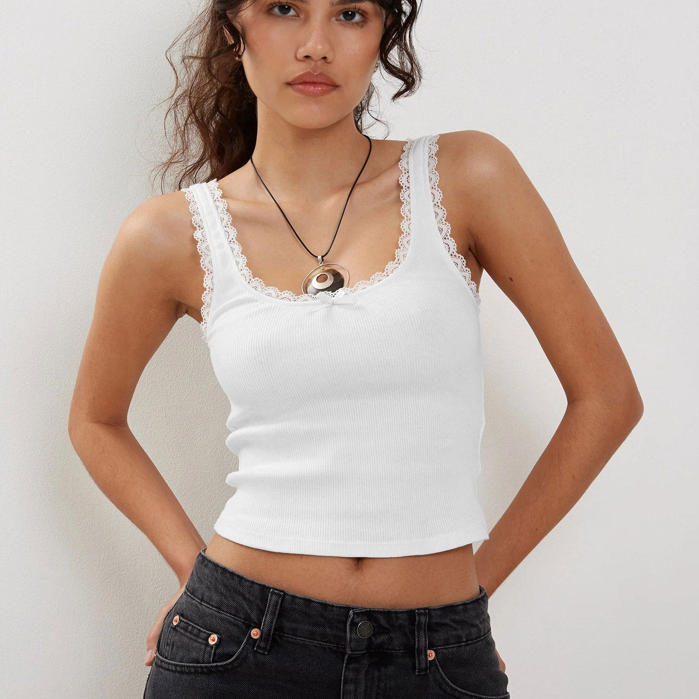 Muı Beyaz Dantel Detay Askılı Crop Top