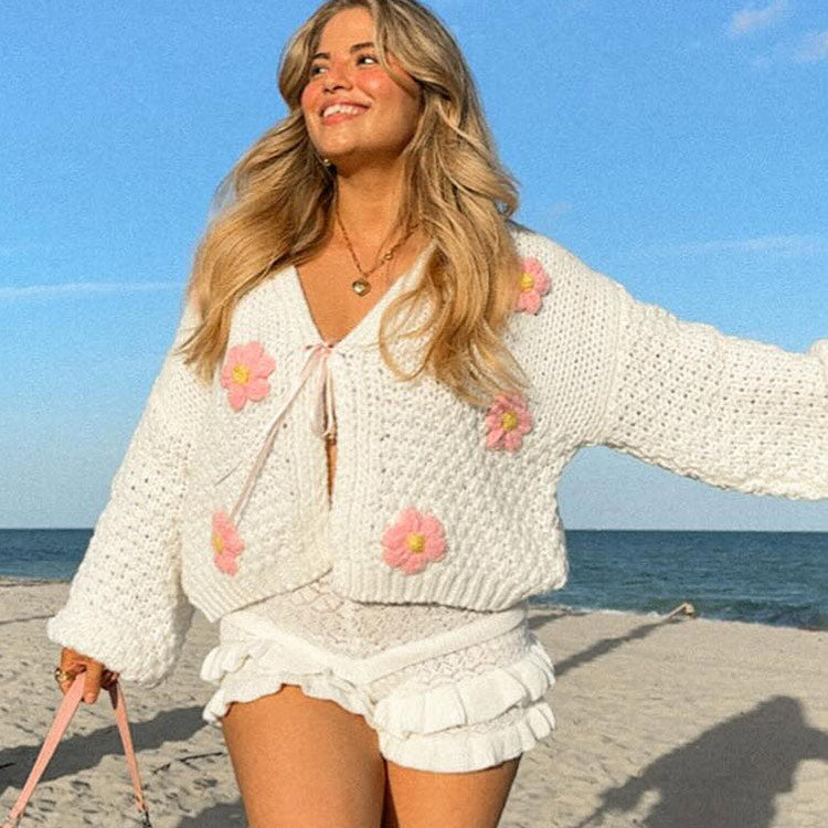 Beyaz Çiçek Desenli Triko Hırka